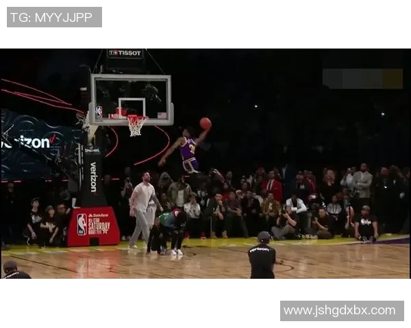 法国足球明星挑战篮球场展现扣篮技巧引发热议 法国足球明星挑战篮球场展现扣篮技巧引发热议