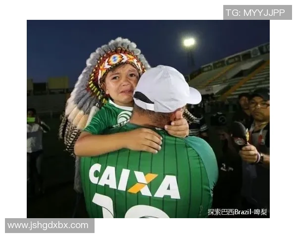 足球明星场上突发意外离世引发全球哀悼与反思运动安全问题