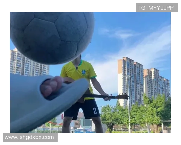 足球明星弹吉他精彩瞬间视频合集展现运动与音乐的完美结合