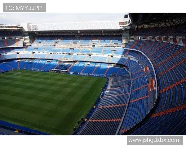 足球明星镭射照片全景展示让你领略球场风采与魅力